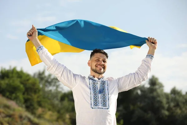 Homme Vyshyvanka Avec Drapeau Ukraine Extérieur — Photo