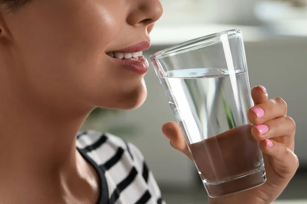 Mujer Joven Bebiendo Agua Interior Primer Plano Bebida Refrescante — Foto de Stock