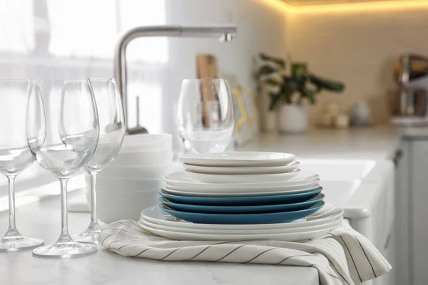 Різні Чисті Посуд Окуляри Стільниці Кухні — стокове фото