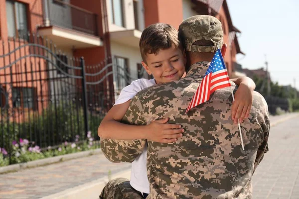 Katona Kisfia Usa Zászlajával Szabadban Ölelkeznek — Stock Fotó