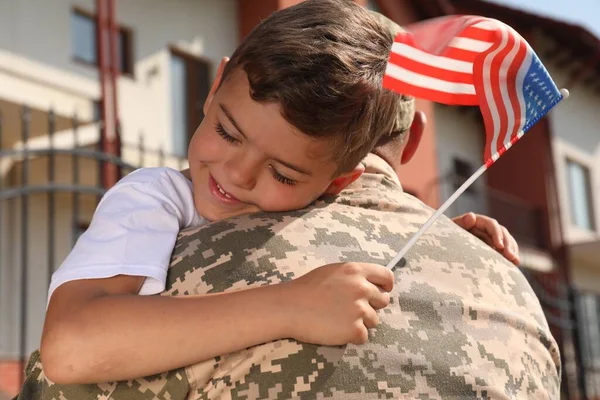 Soldat Und Sein Kleiner Sohn Mit Flagge Umarmen Sich Freien — Stockfoto