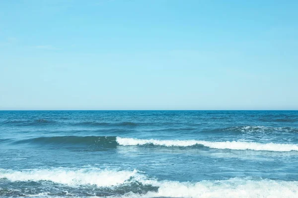 Schilderachtig Uitzicht Prachtige Zee Blauwe Lucht Zonnige Dag — Stockfoto