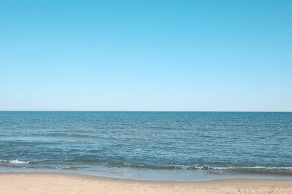 阳光普照的蓝天下的海滨美景 — 图库照片