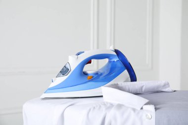 Kapalı alanda modern ütü ve temiz gömlek