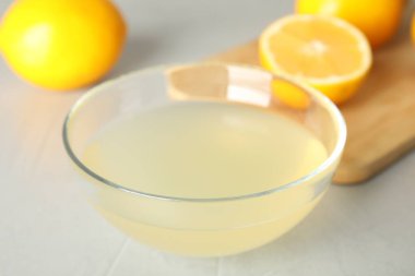 Işık masasında taze sıkılmış limon suyu, yakın plan.