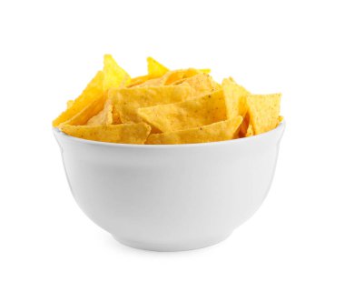 Beyaz arka planda bir kase lezzetli tortilla cipsi (nachos)