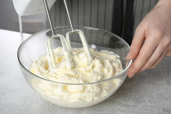 Vrouw Slaande Witte Room Met Mixer Aan Lichtgrijze Tafel Close — Stockfoto