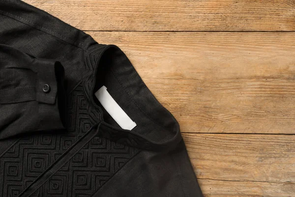 Zwart Shirt Met Prachtig Borduurontwerp Ruimte Voor Tekst Houten Tafel — Stockfoto