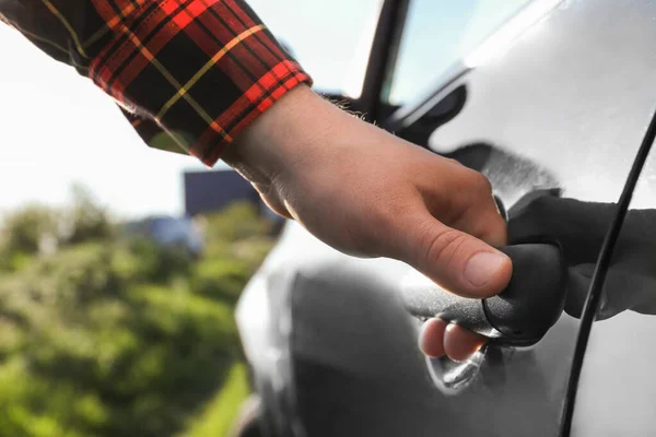 Vista Primer Plano Del Hombre Abriendo Puerta Del Coche — Foto de Stock