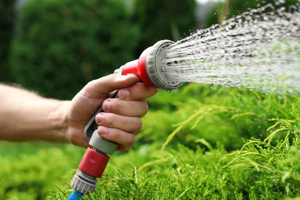 Man Spraying Water Hose Garden Closeup — Stock Fotó