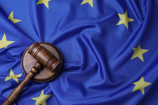 Fából Készült Zsűri Kalapácsa Európai Unió Zászlója Alatt Felülnézetből Szöveg — Stock Fotó