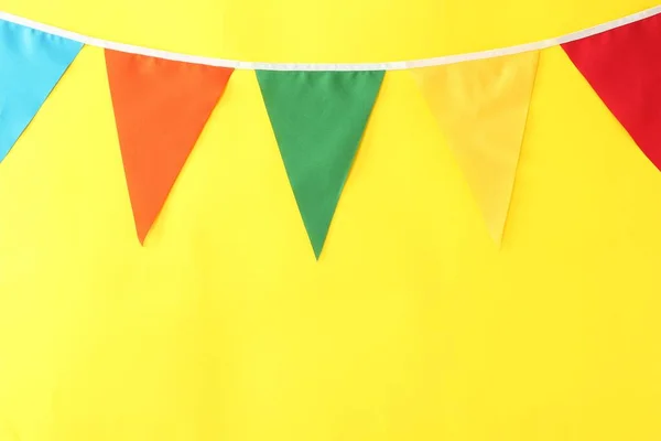 Bunting Com Bandeiras Triangulares Coloridas Fundo Amarelo Espaço Para Texto — Fotografia de Stock