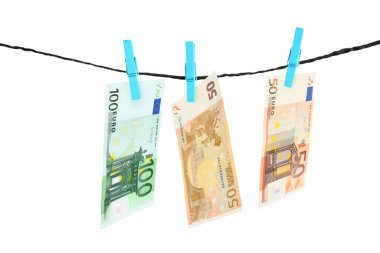 Para aklama. Beyaz arka planda çamaşır ipine asılı Euro banknotları