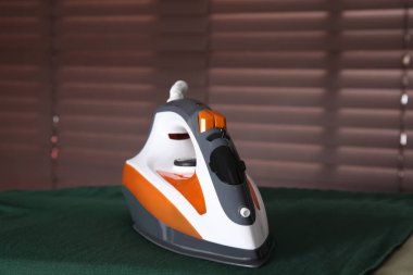 Modern demir ve temiz yeşil gömlek pencerenin yanında, yakın plan.