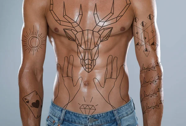 Красивий Чоловік Красивими Ескізами Татуювання Світлому Фоні Крупним Планом — стокове фото
