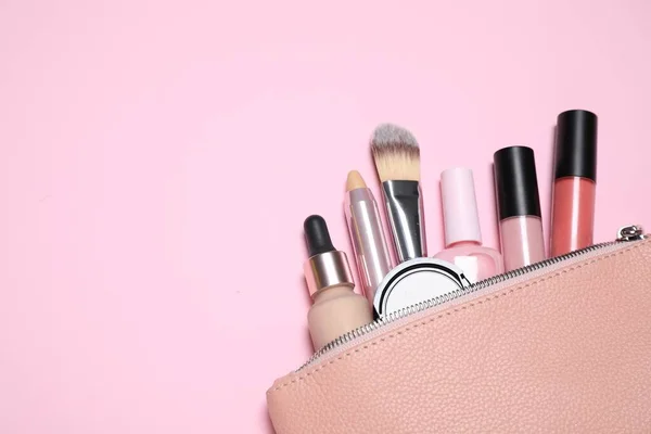Kosmetiktasche Mit Make Produkten Auf Hellrosa Hintergrund Flach Liegend Raum — Stockfoto