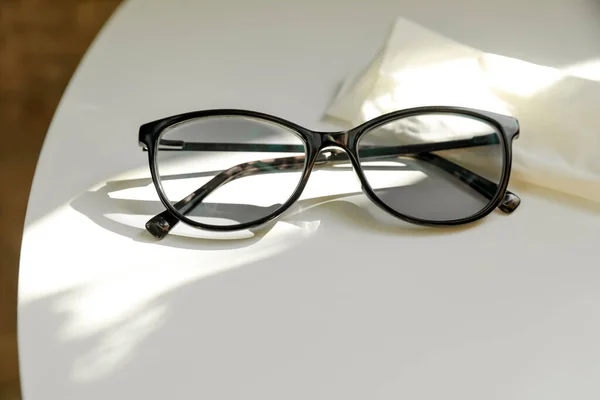 Óculos Olho Preto Elegante Pano Mesa Branca Espaço Para Texto — Fotografia de Stock
