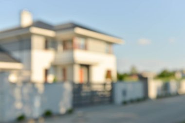 Güneşli bir günde modern evin bulanık manzarası