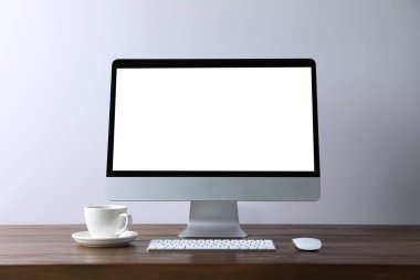 Modern bilgisayar monitörlü, klavyeli ve ahşap masadaki fareli işyeri. Tasarım için model