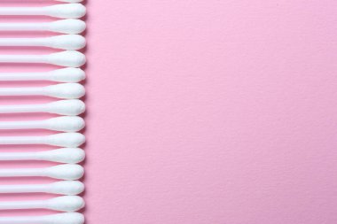 Pembe arka planda bir sürü pamuk tomurcuğu var. Metin için boşluk