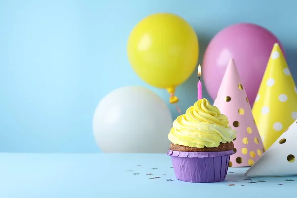 Delicioso Cupcake Cumpleaños Con Vela Sobre Fondo Azul Claro Espacio —  Fotos de Stock
