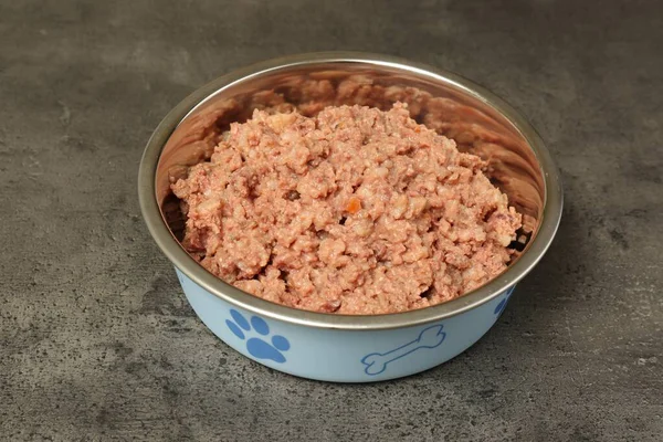 Comida Húmeda Para Mascotas Tazón Alimentación Sobre Fondo Piedra Gris — Foto de Stock