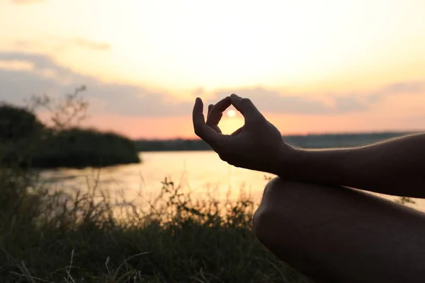 Hombre Meditando Cerca Del Río Atardecer Primer Plano Espacio Para — Foto de Stock