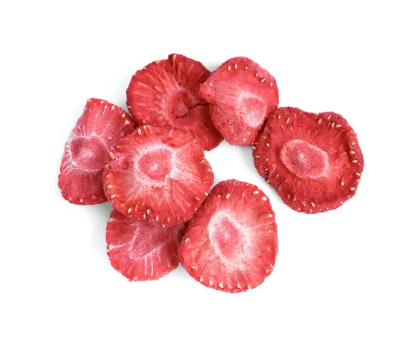 白色背景的冻干草莓堆 上视图 — 图库照片