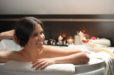 İçeride banyo yapan mutlu güzel bir kadın. Romantik atmosfer