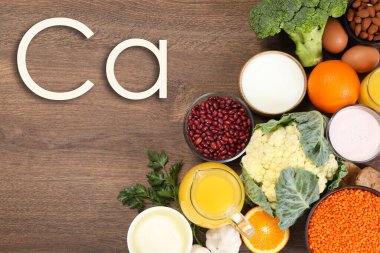 Tahta masa üzerinde kolayca emilebilen kalsiyum içeren farklı taze ürünler.