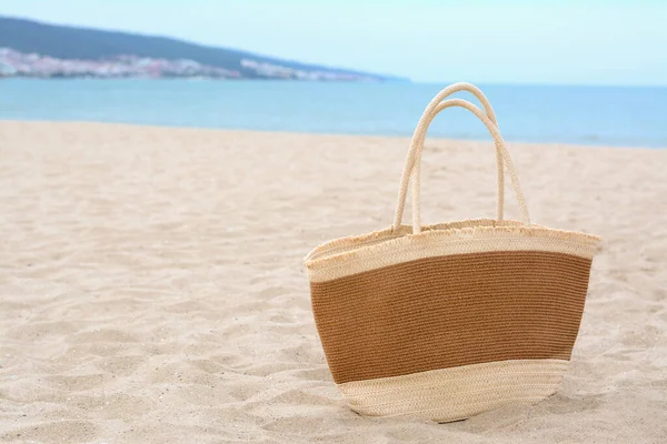 Stylish Straw Bag Sand Sea Space Text Beach Accessory — Foto de Stock