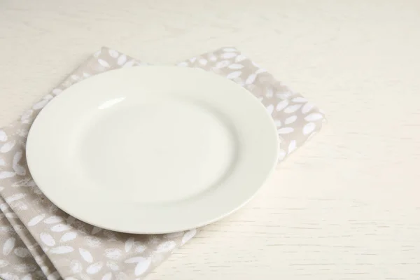 Empty Plate Napkin White Wooden Table Closeup — Foto de Stock