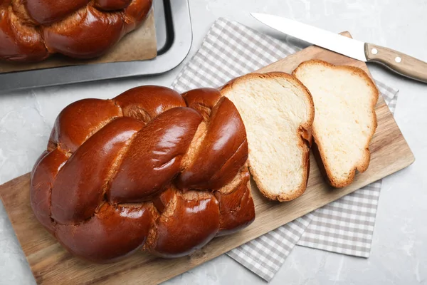 Cut Homemade Braided Bread Grey Table Flat Lay Traditional Shabbat — Stockfoto