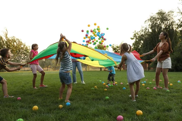 Grupo Crianças Professores Brincando Com Paraquedas Parque Infantil Arco Íris — Fotografia de Stock