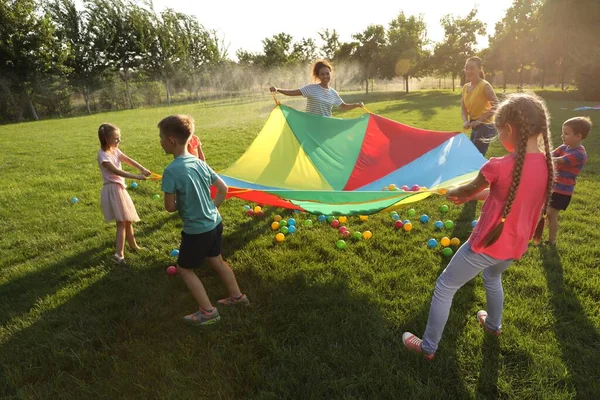 Gruppo Bambini Insegnanti Che Giocano Con Paracadute Parco Giochi Arcobaleno — Foto Stock