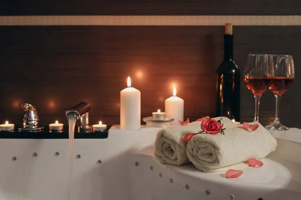 Glasses Wine Towels Candles Rose Tub Bathroom Romantic Atmosphere — Fotografia de Stock