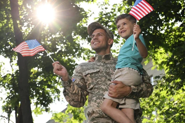 Soldado Hijo Pequeño Con Banderas Americanas Aire Libre Vista Bajo —  Fotos de Stock