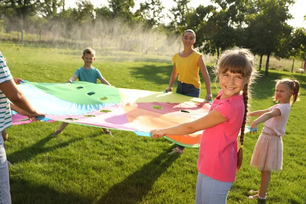 Kindergruppe Und Lehrer Spielen Mit Dem Fallschirm Des Regenbogenspielplatzes Auf — Stockfoto