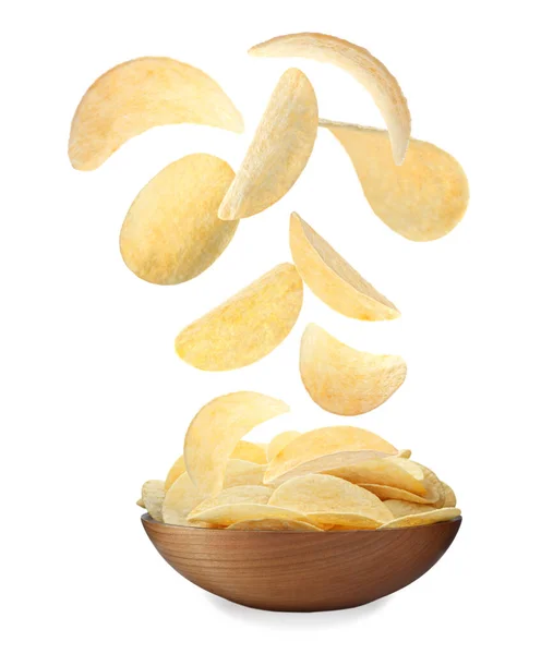 Gefrituurde Krokante Aardappel Chips Vallen Kom Witte Achtergrond — Stockfoto