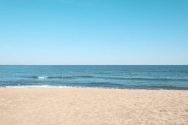 Deniz kenarındaki kumsal manzarası.