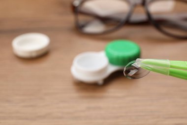 Cımbız ve kontak lens, yakın plan. Metin için boşluk