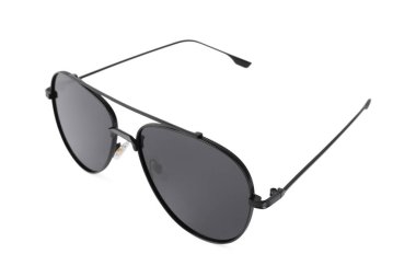 Beyaza izole edilmiş şık güneş gözlükleri. Moda aksesuarı