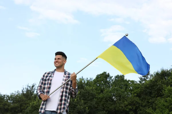 Homme Avec Drapeau National Ukraine Extérieur — Photo