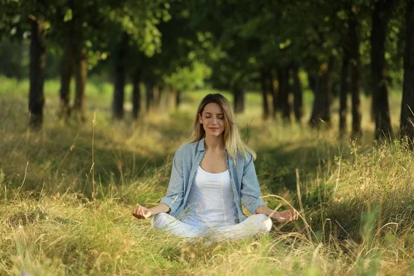 Fiatal Meditál Erdőben Napsütéses Napon — Stock Fotó