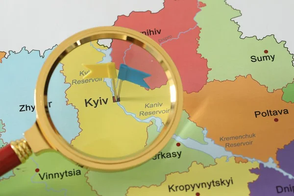 Térkép Ukrajna Sárga Kék Zászlóval Nyomógombok Elhelyezett Kijev Megtekintéséhez Nagyító — Stock Fotó