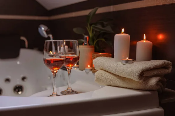 Bañera Con Copas Vino Velas Interior Ambiente Romántico — Foto de Stock