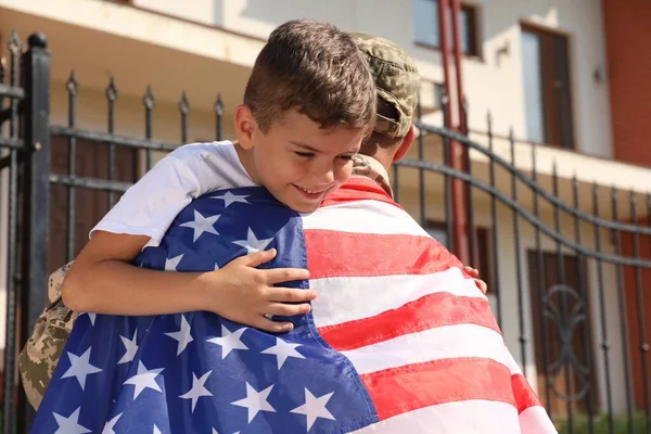 Katona Zászlóval Usa Kisfia Ölelkeznek Szabadban — Stock Fotó