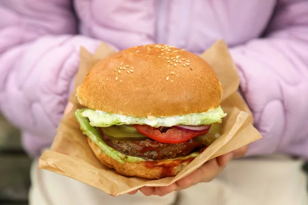 Little Girl Holding Fresh Delicious Burger Closeup Street Food — Fotografia de Stock