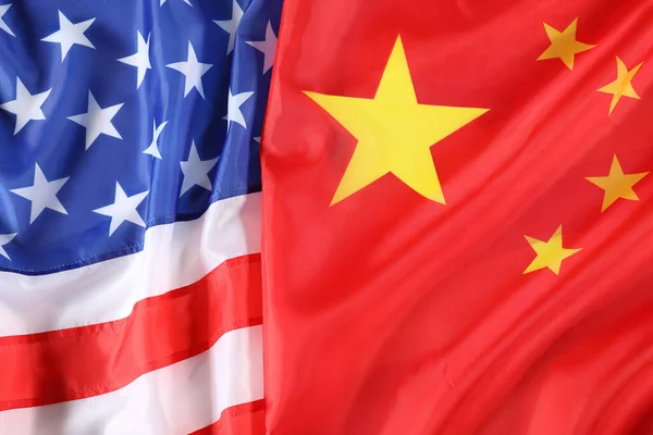 美国和中国的国旗为背景 顶视图 国际关系 — 图库照片
