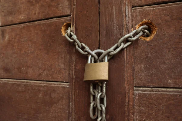 Old Wooden Door Chain Lock Closeup View — Stock Photo, Image